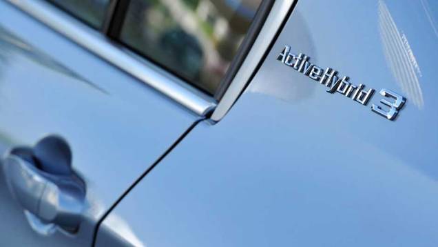 A BMW promete consumo médio de 16,9 km/l e baixa emissão de poluentes com desempenho de esportivo | <a href="https://beta-develop.quatrorodas.abril.com.br/noticias/bmw-lanca-serie-3-activehybrid-reino-unido-324462_p.shtml" target="_blank" rel="migration">Leia mais</a> A BMW promete consumo médio de 16,9 km/l e baixa emissão de poluentes com desempenho de esportivo | <a href="https://beta-develop.quatrorodas.abril.com.br/noticias/bmw-lanca-serie-3-activehybrid-reino-unido-324462_p.shtml" target="_blank" rel="migration">Leia mais</a>