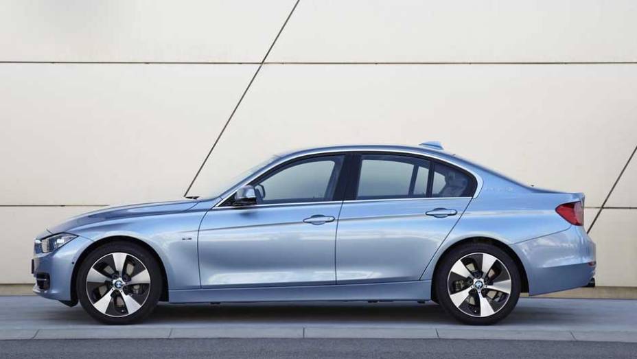 É preciso ser bastante detalhista para diferenciar o ActiveHybrid3 das outras versões do Série 3 | <a href="https://beta-develop.quatrorodas.abril.com.br/noticias/bmw-lanca-serie-3-activehybrid-reino-unido-324462_p.shtml" target="_blank" rel="migration">Leia mais</a>