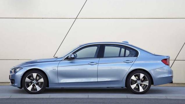 É preciso ser bastante detalhista para diferenciar o ActiveHybrid3 das outras versões do Série 3 | <a href="https://beta-develop.quatrorodas.abril.com.br/noticias/bmw-lanca-serie-3-activehybrid-reino-unido-324462_p.shtml" target="_blank" rel="migration">Leia mais</a> É preciso ser bastante detalhista para diferenciar o ActiveHybrid3 das outras versões do Série 3 | <a href="https://beta-develop.quatrorodas.abril.com.br/noticias/bmw-lanca-serie-3-activehybrid-reino-unido-324462_p.shtml" target="_blank" rel="migration">Leia mais</a>