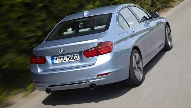 Os logotipos nas colunas C e na traseira entregam a alma sustentável do carro | <a href="https://beta-develop.quatrorodas.abril.com.br/noticias/bmw-lanca-serie-3-activehybrid-reino-unido-324462_p.shtml" target="_blank" rel="migration">Leia mais</a> Os logotipos nas colunas C e na traseira entregam a alma sustentável do carro | <a href="https://beta-develop.quatrorodas.abril.com.br/noticias/bmw-lanca-serie-3-activehybrid-reino-unido-324462_p.shtml" target="_blank" rel="migration">Leia mais</a>