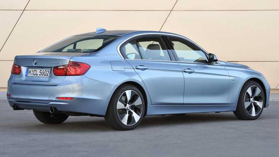 As ponteiras de escapamento receberam acabamento exclusivo nesta versão | <a href="https://beta-develop.quatrorodas.abril.com.br/noticias/bmw-lanca-serie-3-activehybrid-reino-unido-324462_p.shtml" target="_blank" rel="migration">Leia mais</a>