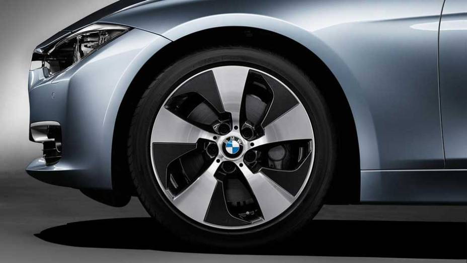 Além de bonitas, as rodas de liga leve tem linhas aerodinâmicas que ajudam a economizar combustível | <a href="https://beta-develop.quatrorodas.abril.com.br/noticias/bmw-lanca-serie-3-activehybrid-reino-unido-324462_p.shtml" target="_blank" rel="migration">Leia mais</a>