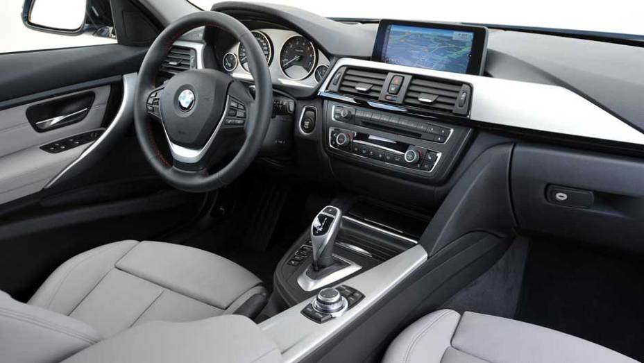 O interior também lembra muito as outras configurações do Série 3 | <a href="https://beta-develop.quatrorodas.abril.com.br/noticias/bmw-lanca-serie-3-activehybrid-reino-unido-324462_p.shtml" target="_blank" rel="migration">Leia mais</a>