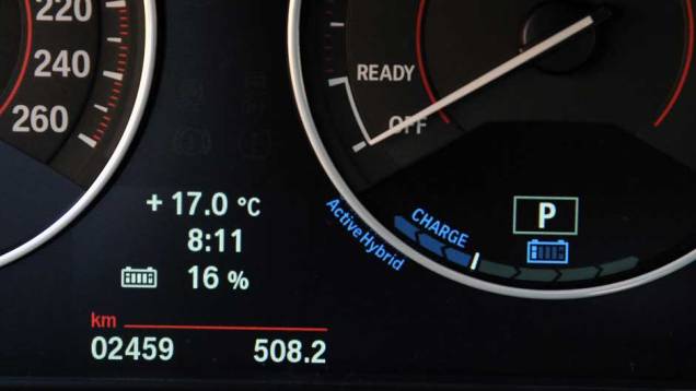 Apenas detalhes como o indicador de bateria do motor elétrico entregam que este é um veículo híbrido | <a href="https://beta-develop.quatrorodas.abril.com.br/noticias/bmw-lanca-serie-3-activehybrid-reino-unido-324462_p.shtml" target="_blank" rel="migration">Leia mais</a> Apenas detalhes como o indicador de bateria do motor elétrico entregam que este é um veículo híbrido | <a href="https://beta-develop.quatrorodas.abril.com.br/noticias/bmw-lanca-serie-3-activehybrid-reino-unido-324462_p.shtml" target="_blank" rel="migration">Leia mais</a>