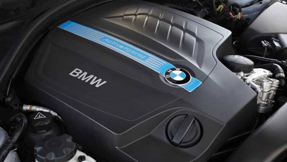 Debaixo do capô ficam o motor 3.0 de seis cilindros a gasolina e o motor elétrico, que juntos geram 340 cv | <a href="https://beta-develop.quatrorodas.abril.com.br/noticias/bmw-lanca-serie-3-activehybrid-reino-unido-324462_p.shtml" target="_blank" rel="migration">Leia mais</a>