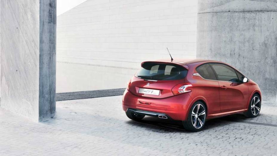 Peugeot confirmou a vers&atilde;o de produ&ccedil;&atilde;o do 208 GTI para o Sal&atilde;o de Paris deste ano. Vers&atilde;o conceitual foi mostrada em Genebra. <a href="https://beta-develop.quatrorodas.abril.com.br/noticias/fabricantes-peugeot-208-gti-sera-mostrado-paris-325335_p.shtml" rel="migration">Leia mais</a>