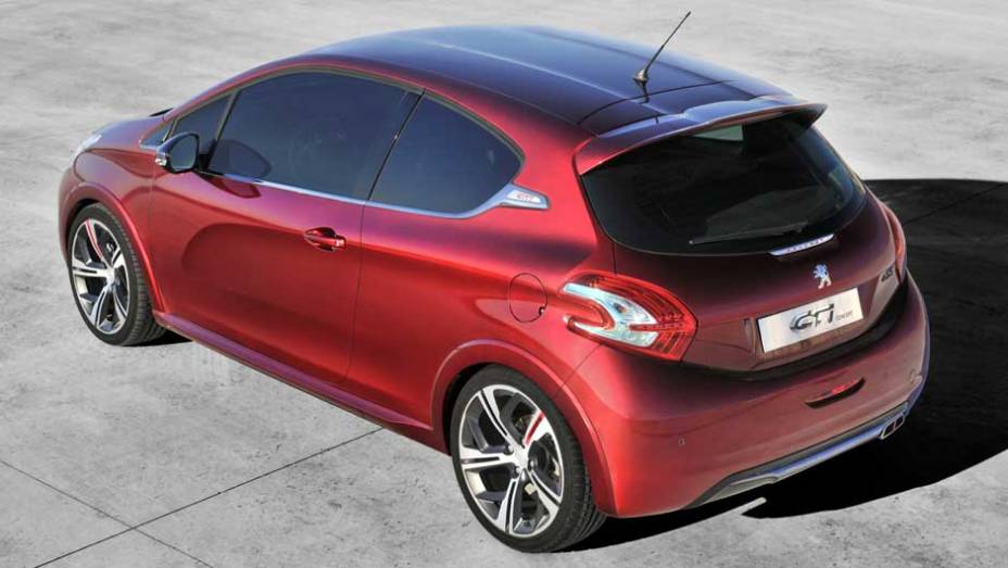 Peugeot confirmou a vers&atilde;o de produ&ccedil;&atilde;o do 208 GTI para o Sal&atilde;o de Paris deste ano. Vers&atilde;o conceitual foi mostrada em Genebra. <a href="https://beta-develop.quatrorodas.abril.com.br/noticias/fabricantes-peugeot-208-gti-sera-mostrado-paris-325335_p.shtml" rel="migration">Leia mais</a>