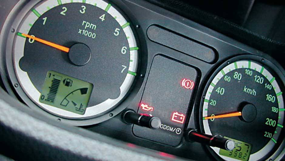 Os indicadores de combustível e temperatura do motor digitalizados dificultavam a leitura rápida, mas os relógios de velocímetro e conta-giros eram fáceis de visualizar Os indicadores de combustível e temperatura do motor digitalizados dificultavam a leitura rápida, mas os relógios de velocímetro e conta-giros eram fáceis de visualizar