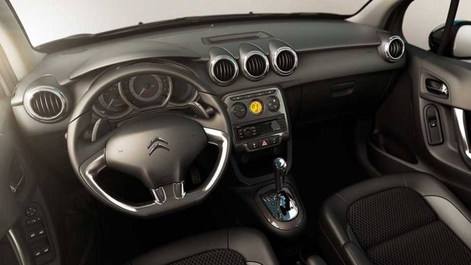 O interior lembra muito a C3 Picasso, principalmente pelo uso de peças em comum, como volante, bancos e quadro de instrumentos | <a href="https://beta-develop.quatrorodas.abril.com.br/carros/lancamentos/citroen-c3-696228.shtml" rel="migration">Leia mais</a>