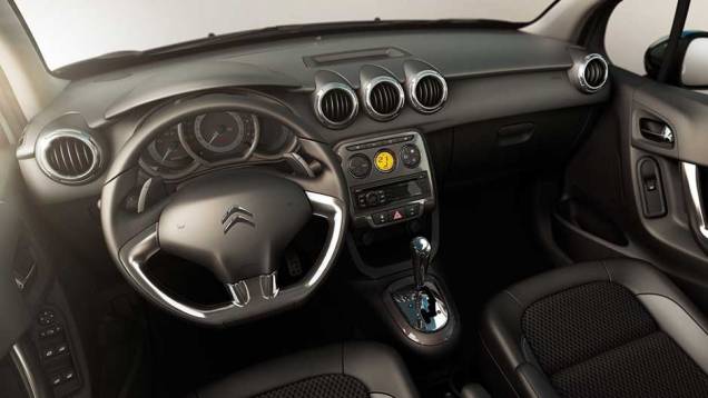 O interior lembra muito a C3 Picasso, principalmente pelo uso de peças em comum, como volante, bancos e quadro de instrumentos | <a href="https://beta-develop.quatrorodas.abril.com.br/carros/lancamentos/citroen-c3-696228.shtml" rel="migration">Leia mais</a> O interior lembra muito a C3 Picasso, principalmente pelo uso de peças em comum, como volante, bancos e quadro de instrumentos | <a href="https://beta-develop.quatrorodas.abril.com.br/carros/lancamentos/citroen-c3-696228.shtml" rel="migration">Leia mais</a>
