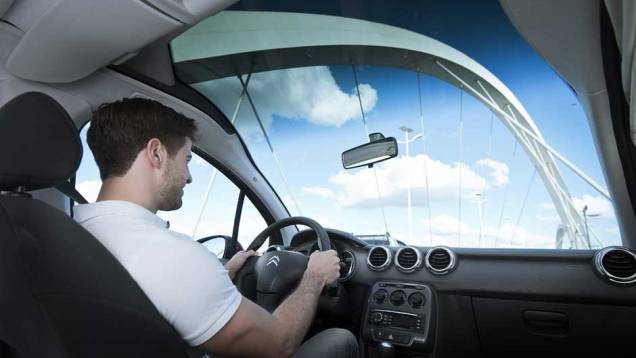 O para-brisa Zenith equipa as versões Tendence e Exclusive, deixando a cabine bastante iluminada | <a href="https://beta-develop.quatrorodas.abril.com.br/carros/lancamentos/citroen-c3-696228.shtml" rel="migration">Leia mais</a> O para-brisa Zenith equipa as versões Tendence e Exclusive, deixando a cabine bastante iluminada | <a href="https://beta-develop.quatrorodas.abril.com.br/carros/lancamentos/citroen-c3-696228.shtml" rel="migration">Leia mais</a>