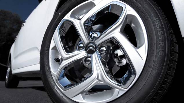 As belas rodas de liga leve de 16 polegadas foram batizadas de Oka, em homenagem ao designer que idealizou suas linhas | <a href="https://beta-develop.quatrorodas.abril.com.br/carros/lancamentos/citroen-c3-696228.shtml" rel="migration">Leia mais</a> As belas rodas de liga leve de 16 polegadas foram batizadas de Oka, em homenagem ao designer que idealizou suas linhas | <a href="https://beta-develop.quatrorodas.abril.com.br/carros/lancamentos/citroen-c3-696228.shtml" rel="migration">Leia mais</a>