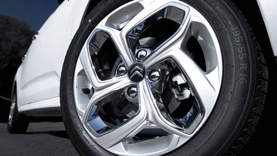 As belas rodas de liga leve de 16 polegadas foram batizadas de Oka, em homenagem ao designer que idealizou suas linhas | <a href="https://beta-develop.quatrorodas.abril.com.br/carros/lancamentos/citroen-c3-696228.shtml" rel="migration">Leia mais</a> As belas rodas de liga leve de 16 polegadas foram batizadas de Oka, em homenagem ao designer que idealizou suas linhas | <a href="https://beta-develop.quatrorodas.abril.com.br/carros/lancamentos/citroen-c3-696228.shtml" rel="migration">Leia mais</a>