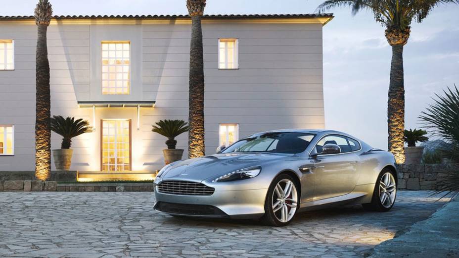 Externamente, modelo ganhou nova grade dianteira e novo para-choque, com entradas de ar mais pronunciadas. | <a href="%20https://beta-develop.quatrorodas.abril.com.br/saloes/paris/2012/aston-martin-db9-703323.shtml" rel="migration">Leia mais</a>