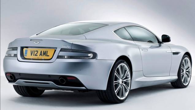 Equipado com motor 5.9 V12 revisado, o DB9 desenvolve uma potência de 470 cavalos. | <a href="%20https://beta-develop.quatrorodas.abril.com.br/saloes/paris/2012/aston-martin-db9-703323.shtml" rel="migration">Leia mais</a> Equipado com motor 5.9 V12 revisado, o DB9 desenvolve uma potência de 470 cavalos. | <a href="%20https://beta-develop.quatrorodas.abril.com.br/saloes/paris/2012/aston-martin-db9-703323.shtml" rel="migration">Leia mais</a>
