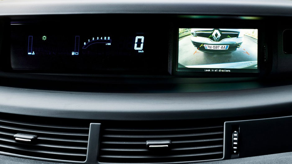 Destaque para a c&acirc;mera de r&eacute;. | <a href="https://beta-develop.quatrorodas.abril.com.br/saloes/paris/2012/renault-espace-703296.shtml" rel="migration">Leia mais</a>
