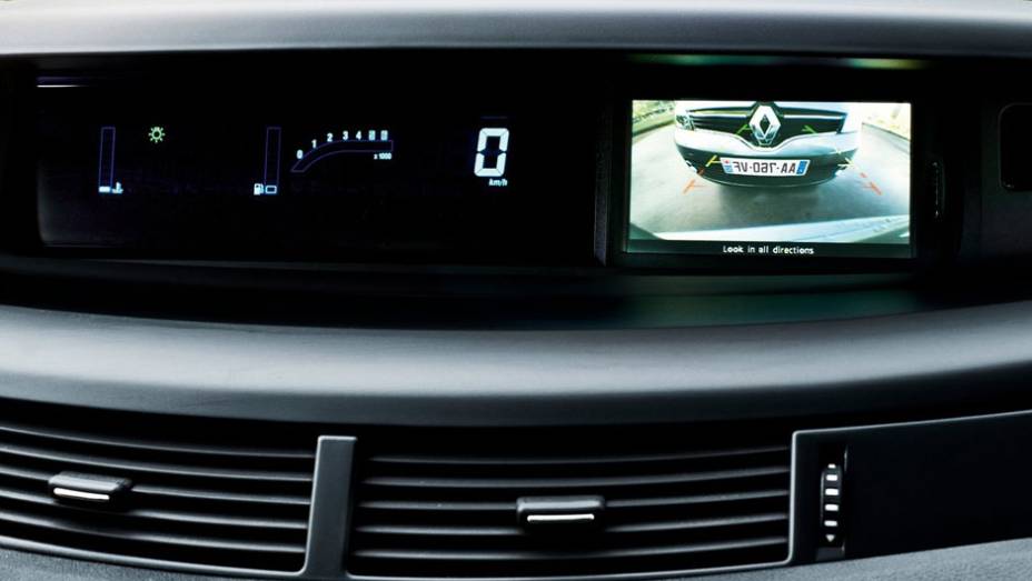 Destaque para a c&acirc;mera de r&eacute;. | <a href="https://beta-develop.quatrorodas.abril.com.br/saloes/paris/2012/renault-espace-703296.shtml" rel="migration">Leia mais</a>