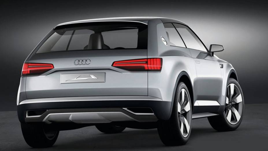 Lanternas traseiras têm perfil horizontal | <a href="https://beta-develop.quatrorodas.abril.com.br/saloes/paris/2012/audi-crosslane-coupe-concept-703457.shtml" rel="migration">Leia mais</a>