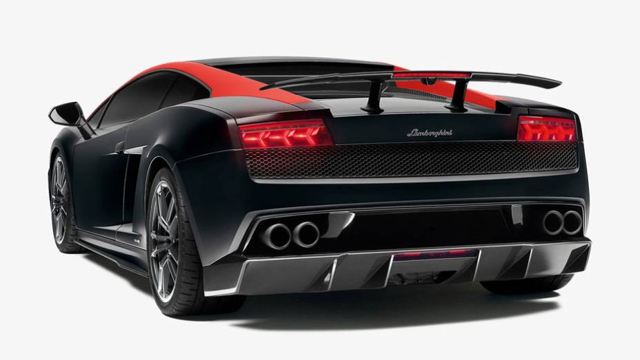 Modelo utiliza componentes de baixo peso e tem máximo rendimento | <a href="https://beta-develop.quatrorodas.abril.com.br/saloes/paris/2012/lamborghini-gallardo-lp-570-4-edizione-tecnica-703486.shtml" rel="migration">Leia mais</a>