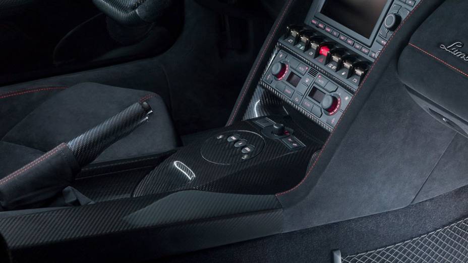 Revestimento com materiais de luxo chama a atenção no interior do modelo | <a href="https://beta-develop.quatrorodas.abril.com.br/saloes/paris/2012/lamborghini-gallardo-lp-570-4-edizione-tecnica-703486.shtml" rel="migration">Leia mais</a>