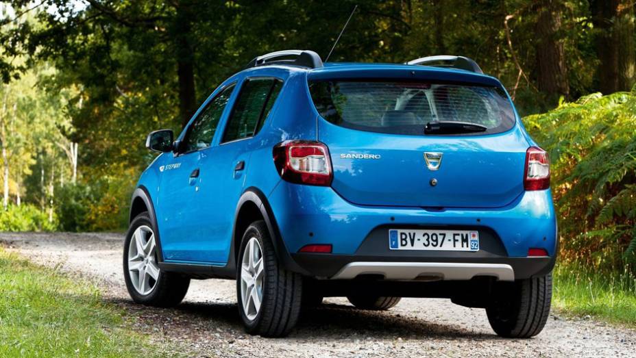 Há mudanças sutis no para-choque traseiro... | <a href="https://beta-develop.quatrorodas.abril.com.br/saloes/paris/2012/sandero-stepway-703501.shtml" rel="migration">Leia mais</a>