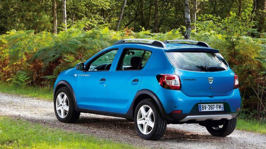 A suspensão está mais alta, enquanto as rodas são de 16 polegadas | <a href="https://beta-develop.quatrorodas.abril.com.br/saloes/paris/2012/sandero-stepway-703501.shtml" rel="migration">Leia mais</a>