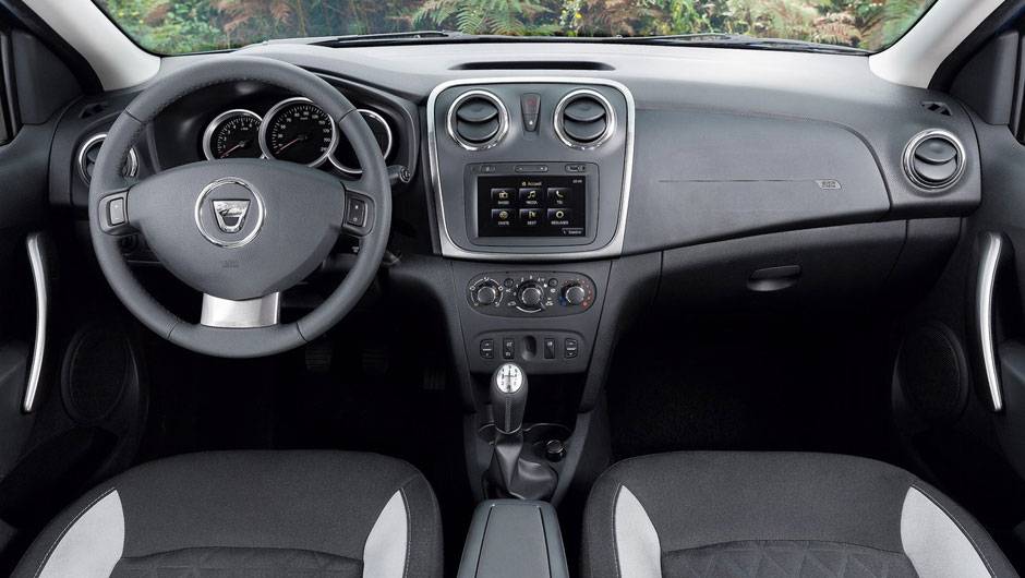 Em termos de motoriza&ccedil;&atilde;o, o Stepway ter&aacute; as mesmas op&ccedil;&otilde;es que o novo Sandero | <a href="%20https://beta-develop.quatrorodas.abril.com.br/saloes/paris/2012/sandero-stepway-703501.shtml" rel="migration">Leia mais</a>