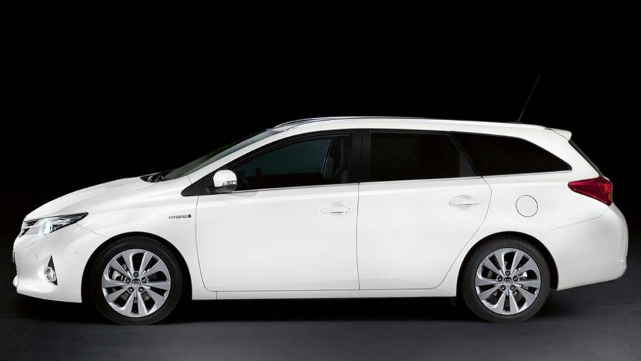 A perua tem 28 cm de comprimento a mais do que o Auris hatch | <a href="https://beta-develop.quatrorodas.abril.com.br/saloes/paris/2012/toyota-auris-tourer-703459.shtml" rel="migration">Leia mais</a>