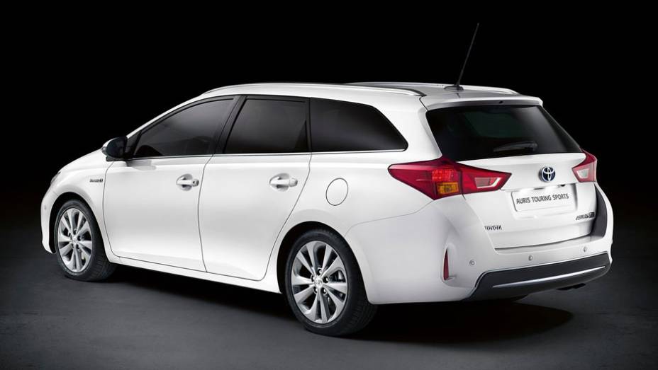 Outra diferença está no para-choque traseiro | <a href="https://beta-develop.quatrorodas.abril.com.br/saloes/paris/2012/toyota-auris-tourer-703459.shtml" rel="migration">Leia mais</a>