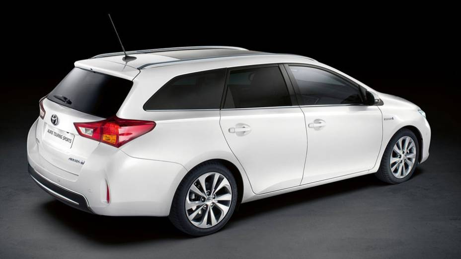 No Auris Tourer, ele é 8 centímetros mais baixo do que no hatch | <a href="https://beta-develop.quatrorodas.abril.com.br/saloes/paris/2012/toyota-auris-tourer-703459.shtml" rel="migration">Leia mais</a>