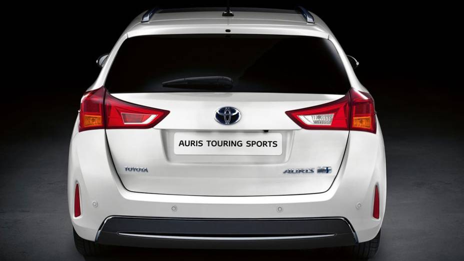 O Auris Touring Sports será o primeiro carro do segmento a contar com motorização híbrida | <a href="%20https://beta-develop.quatrorodas.abril.com.br/saloes/paris/2012/toyota-auris-tourer-703459.shtml" rel="migration">Leia mais</a>