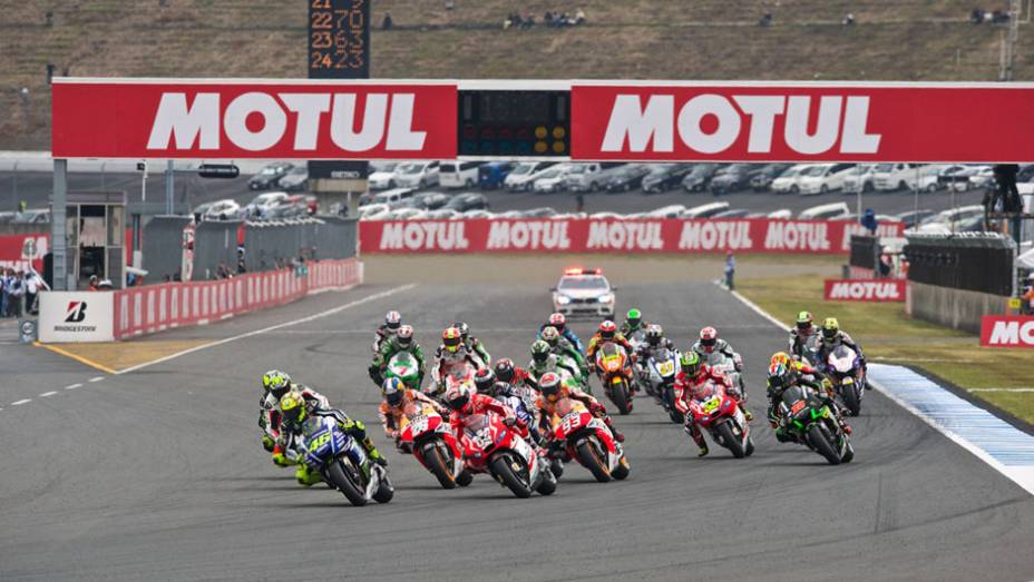 Momento da largada do GP do Japão. | <a href="https://beta-develop.quatrorodas.abril.com.br/moto/noticias/ultrapassagem-final-bicampeonato-marc-marquez-805642.shtml" rel="migration">Leia mais</a>