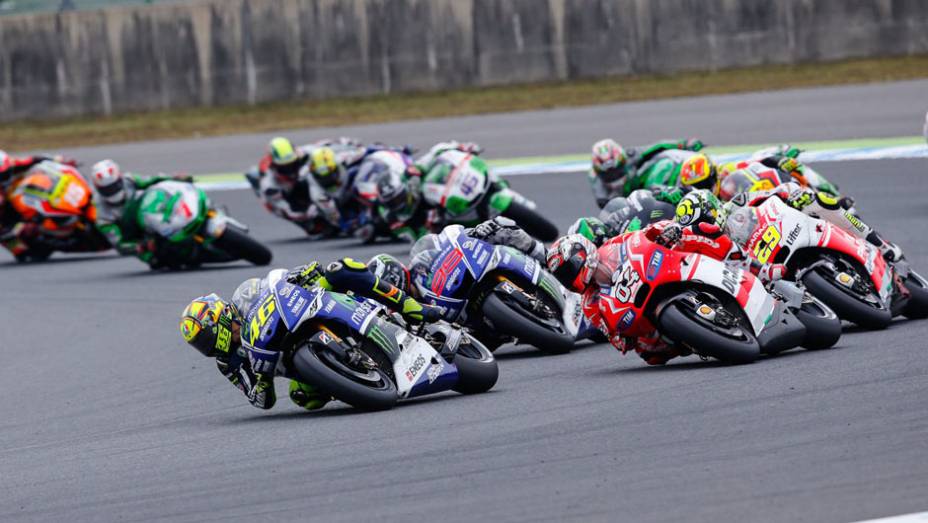 Rossi toma a lideran&ccedil;a de Dovizioso. | <a href="https://beta-develop.quatrorodas.abril.com.br/moto/noticias/ultrapassagem-final-bicampeonato-marc-marquez-805642.shtml" rel="migration">Leia mais</a>