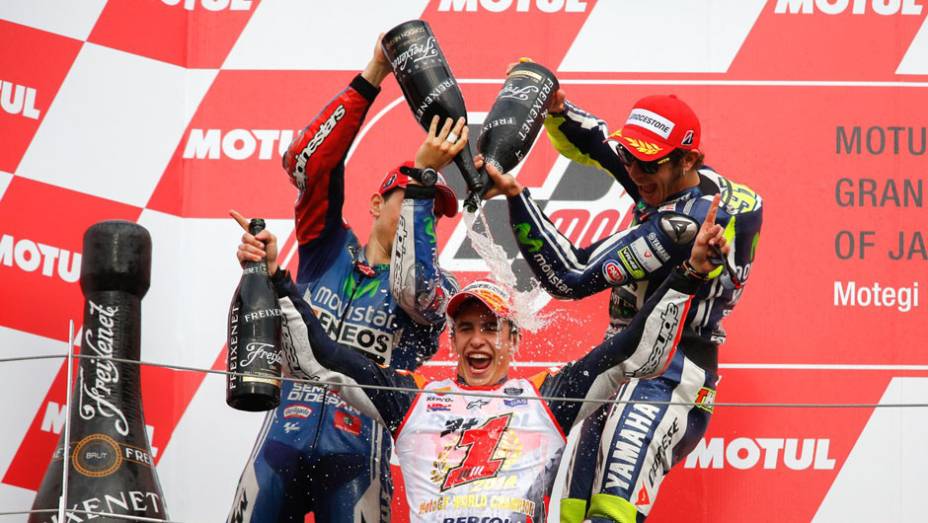 Muita comemoração no pódio. | <a href="https://beta-develop.quatrorodas.abril.com.br/moto/noticias/ultrapassagem-final-bicampeonato-marc-marquez-805642.shtml" rel="migration">Leia mais</a>