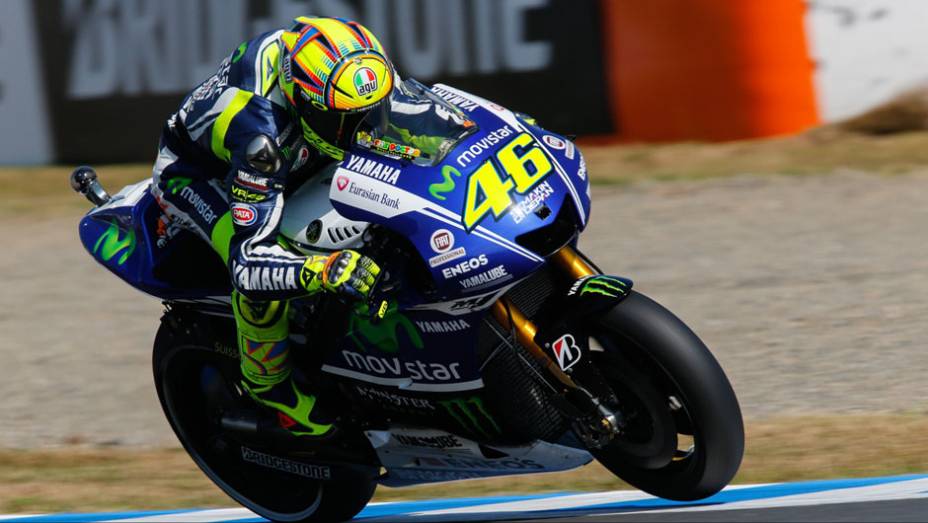 Rossi foi terceiro e assumiu a segunda posição do certame | <a href="https://beta-develop.quatrorodas.abril.com.br/moto/noticias/ultrapassagem-final-bicampeonato-marc-marquez-805642.shtml" rel="migration">Leia mais</a>