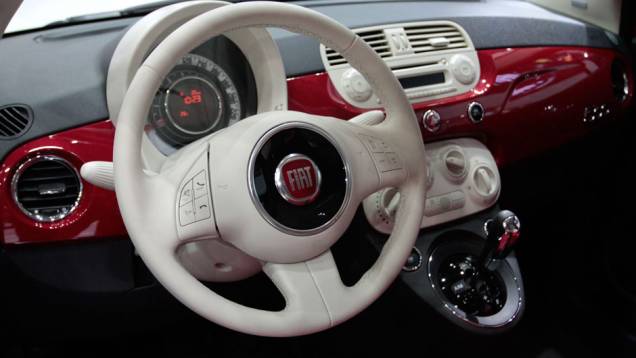 Volante multifuncional é revestido em couro <a href="https://beta-develop.quatrorodas.abril.com.br/salao-do-automovel/2012/carros/500-704044.shtml" rel="migration">Leia mais</a> Volante multifuncional é revestido em couro <a href="https://beta-develop.quatrorodas.abril.com.br/salao-do-automovel/2012/carros/500-704044.shtml" rel="migration">Leia mais</a>