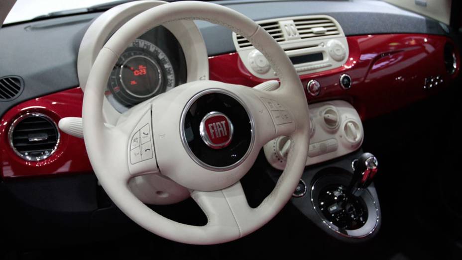 Volante multifuncional &eacute; revestido em couro <a href="https://beta-develop.quatrorodas.abril.com.br/salao-do-automovel/2012/carros/500-704044.shtml" rel="migration">Leia mais</a>