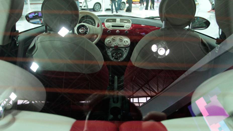 Interior conta com acabamento na cor do ve&iacute;culo <a href="https://beta-develop.quatrorodas.abril.com.br/salao-do-automovel/2012/carros/500-704044.shtml" rel="migration">Leia mais</a>