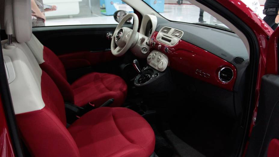Detalhes coloridos dão um toque moderno ao carrinho <a href="https://beta-develop.quatrorodas.abril.com.br/salao-do-automovel/2012/carros/500-704044.shtml" rel="migration">Leia mais</a> Detalhes coloridos dão um toque moderno ao carrinho <a href="https://beta-develop.quatrorodas.abril.com.br/salao-do-automovel/2012/carros/500-704044.shtml" rel="migration">Leia mais</a>