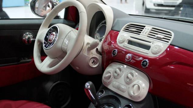 Modelo está disponível nas versões Cabriolet e Gucci <a href="https://beta-develop.quatrorodas.abril.com.br/salao-do-automovel/2012/carros/500-704044.shtml" rel="migration">Leia mais</a> Modelo está disponível nas versões Cabriolet e Gucci <a href="https://beta-develop.quatrorodas.abril.com.br/salao-do-automovel/2012/carros/500-704044.shtml" rel="migration">Leia mais</a>
