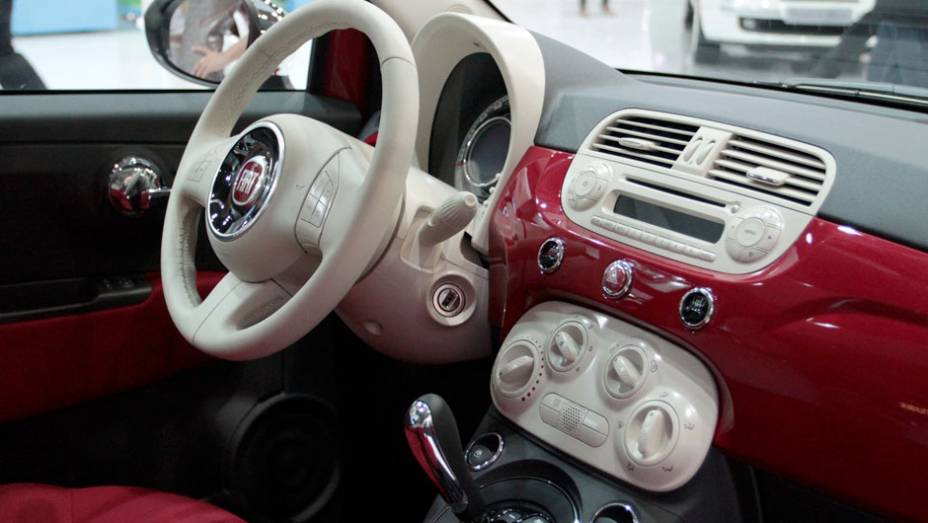 Modelo est&aacute; dispon&iacute;vel nas vers&otilde;es Cabriolet e Gucci <a href="https://beta-develop.quatrorodas.abril.com.br/salao-do-automovel/2012/carros/500-704044.shtml" rel="migration">Leia mais</a>