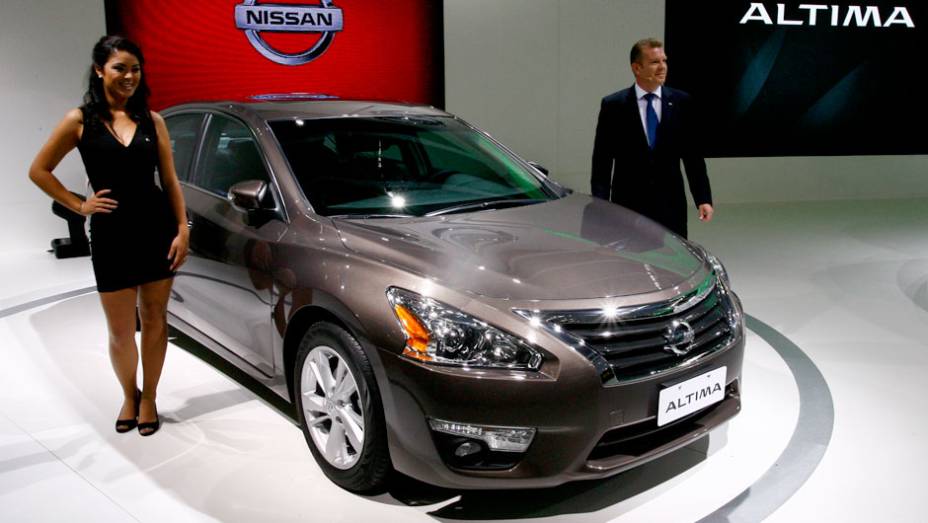 O Altima segue as linhas do Versa e do novo Sentra <a href="https://beta-develop.quatrorodas.abril.com.br/salao-do-automovel/2012/carros/altima-708788.shtml" rel="migration">Leia mais</a>
