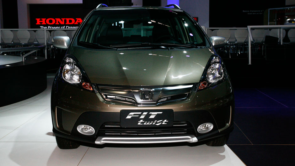 Far&oacute;is ganharam m&aacute;scara negra - <a href="https://beta-develop.quatrorodas.abril.com.br/salao-do-automovel/2012/carros/honda-fit-twist-708885.shtml" rel="migration">Leia mais</a>