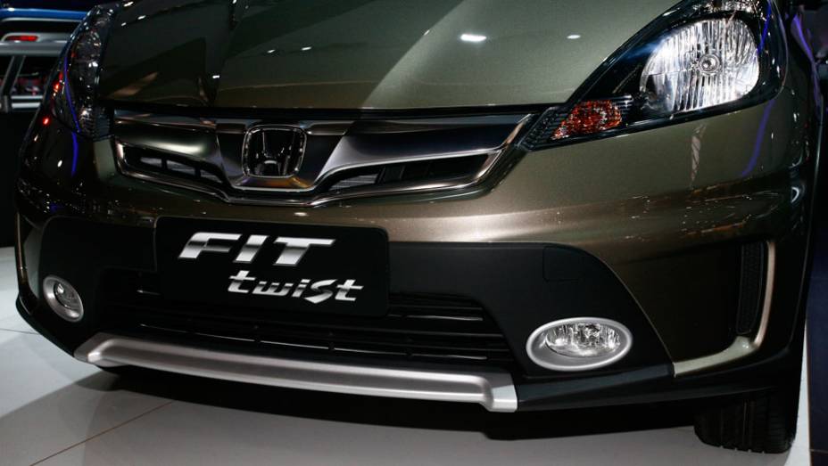 Grade frontal em cromo acetinado: know-how Acura - <a href="https://beta-develop.quatrorodas.abril.com.br/salao-do-automovel/2012/carros/honda-fit-twist-708885.shtml" rel="migration">Leia mais</a>