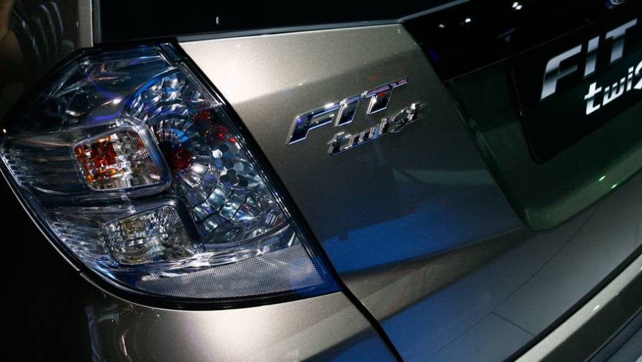 J&aacute; as lanternas s&atilde;o transl&uacute;cidas - <a href="https://beta-develop.quatrorodas.abril.com.br/salao-do-automovel/2012/carros/honda-fit-twist-708885.shtml" rel="migration">Leia mais</a>