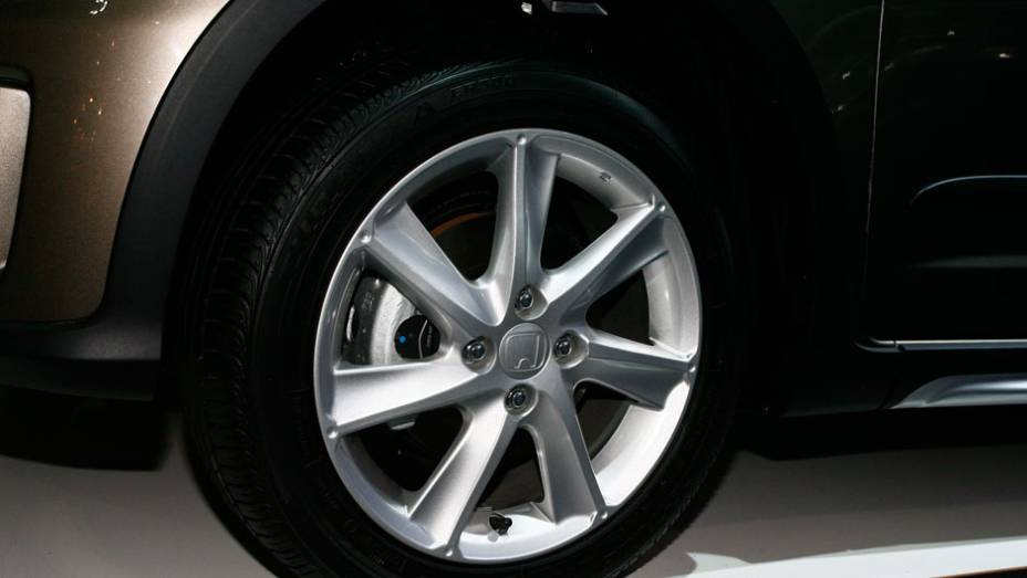 Rodas possuem desenho exclusivo - <a href="https://beta-develop.quatrorodas.abril.com.br/salao-do-automovel/2012/carros/honda-fit-twist-708885.shtml" rel="migration">Leia mais</a>
