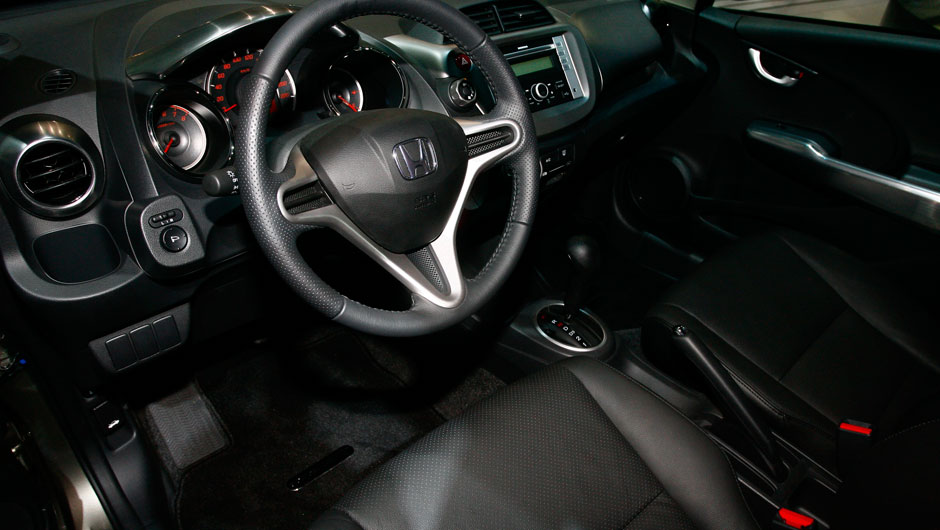 No interior, poucas mudan&ccedil;as- <a href="https://beta-develop.quatrorodas.abril.com.br/salao-do-automovel/2012/carros/honda-fit-twist-708885.shtml" rel="migration">Leia mais</a>
