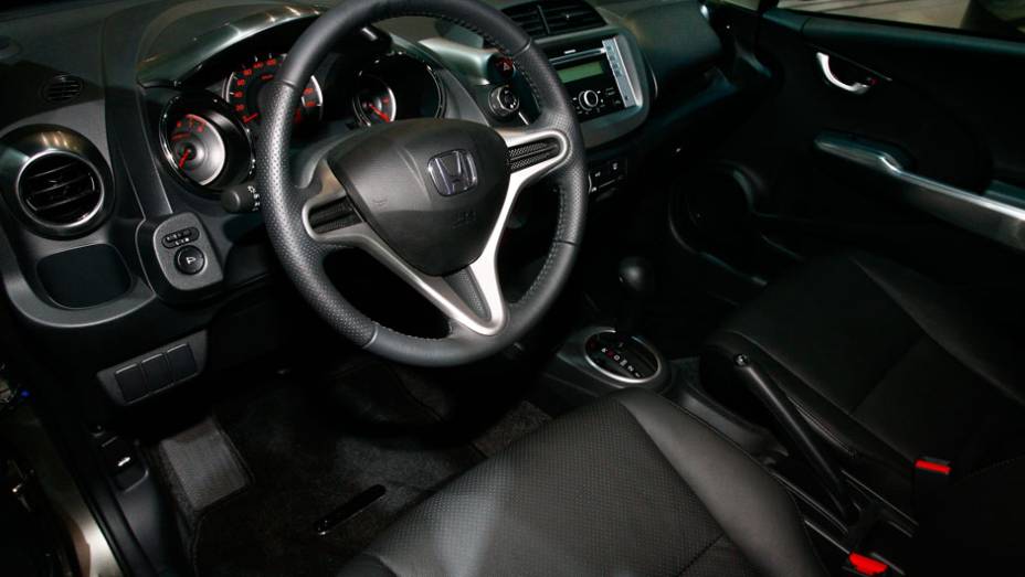 No interior, poucas mudan&ccedil;as- <a href="https://beta-develop.quatrorodas.abril.com.br/salao-do-automovel/2012/carros/honda-fit-twist-708885.shtml" rel="migration">Leia mais</a>