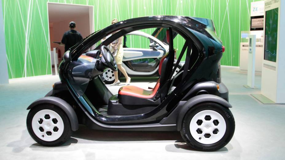 Na Europa o Twizy custa cerca de 18 200 reais, mais uma taxa mensal de 130 reais pelo aluguel de baterias <a href="https://beta-develop.quatrorodas.abril.com.br/salao-do-automovel/2012/carros/twizy-703944.shtml" rel="migration">Leia mais</a>