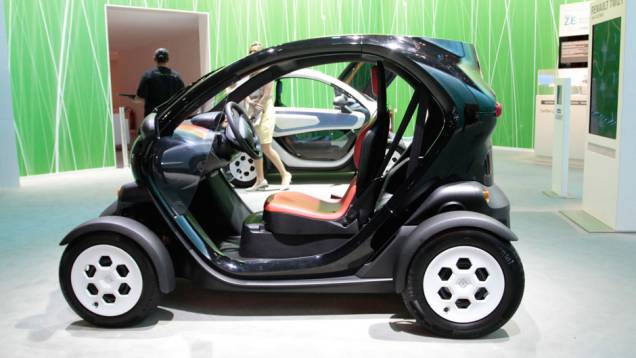 Na Europa o Twizy custa cerca de 18 200 reais, mais uma taxa mensal de 130 reais pelo aluguel de baterias <a href="https://beta-develop.quatrorodas.abril.com.br/salao-do-automovel/2012/carros/twizy-703944.shtml" rel="migration">Leia mais</a> Na Europa o Twizy custa cerca de 18 200 reais, mais uma taxa mensal de 130 reais pelo aluguel de baterias <a href="https://beta-develop.quatrorodas.abril.com.br/salao-do-automovel/2012/carros/twizy-703944.shtml" rel="migration">Leia mais</a>